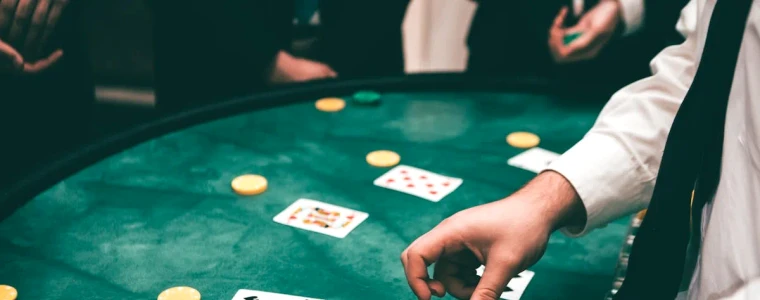 Bàn Baccarat nỉ xanh với các ô cược Player, Banker, Tie, hai cụm lá bài và chồng chip minh họa cho luật chơi